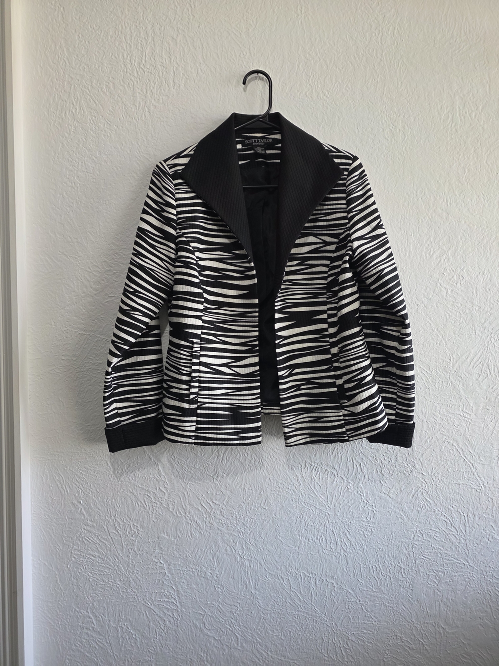 Mobwife Scott Taylor Black & White Zebra-Patterned Non Closing Blazer